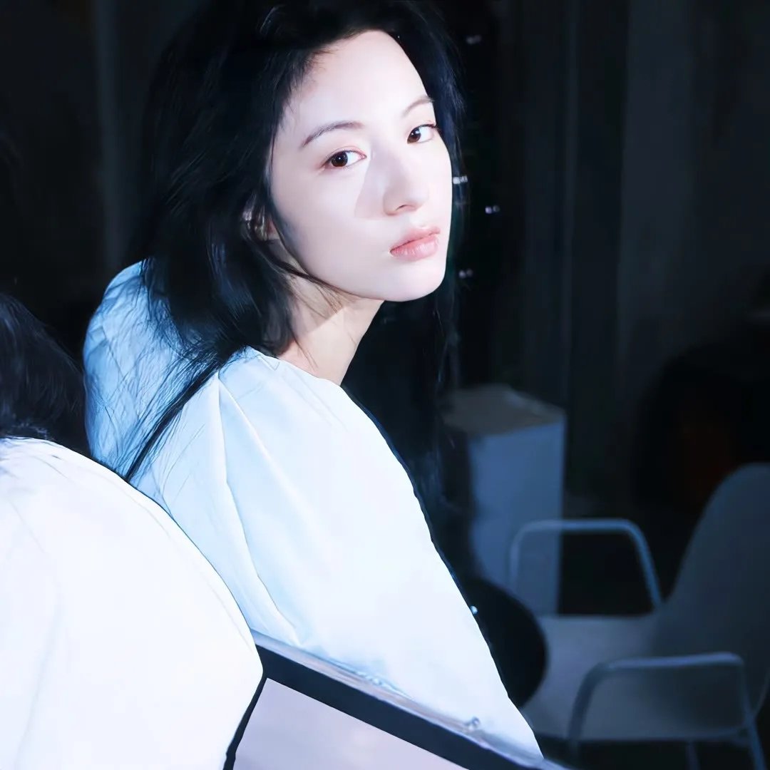 蒙面纱的男子